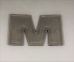 Buchstabe "M" links, schwarz